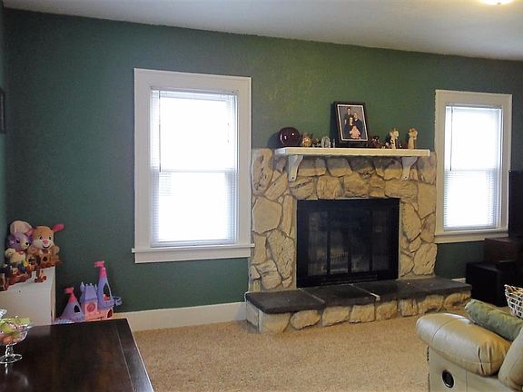 4th image of 808 10th St NE
