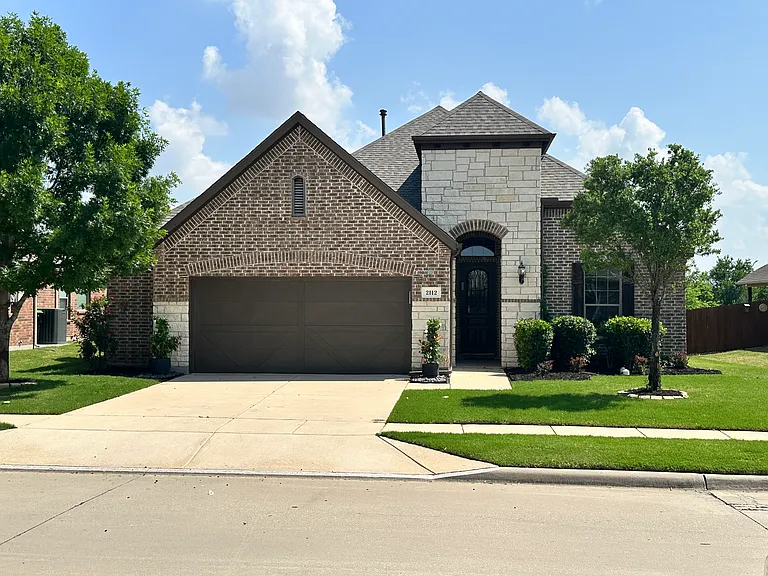 2112 Benjamin Creek Dr — Photo 1