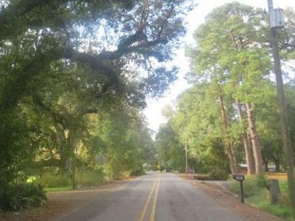 Exterior Neighborhood (street photo)
