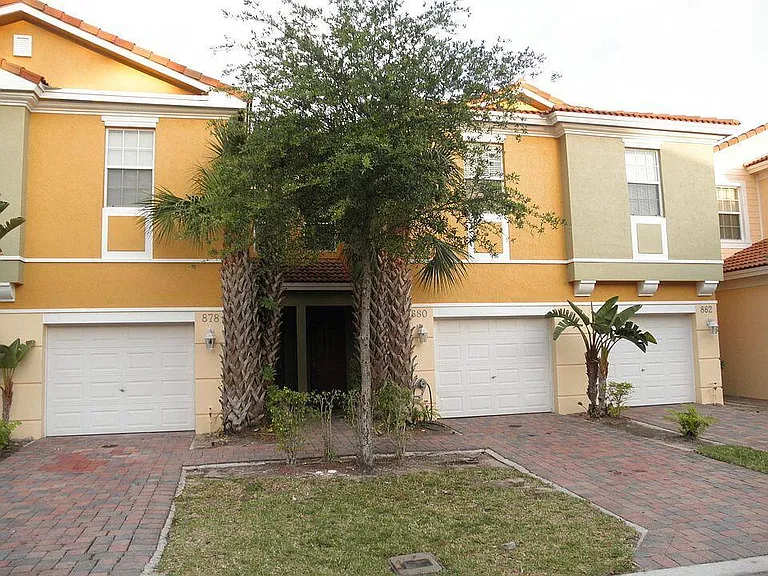 880 Pipers Cay Dr — Photo 1