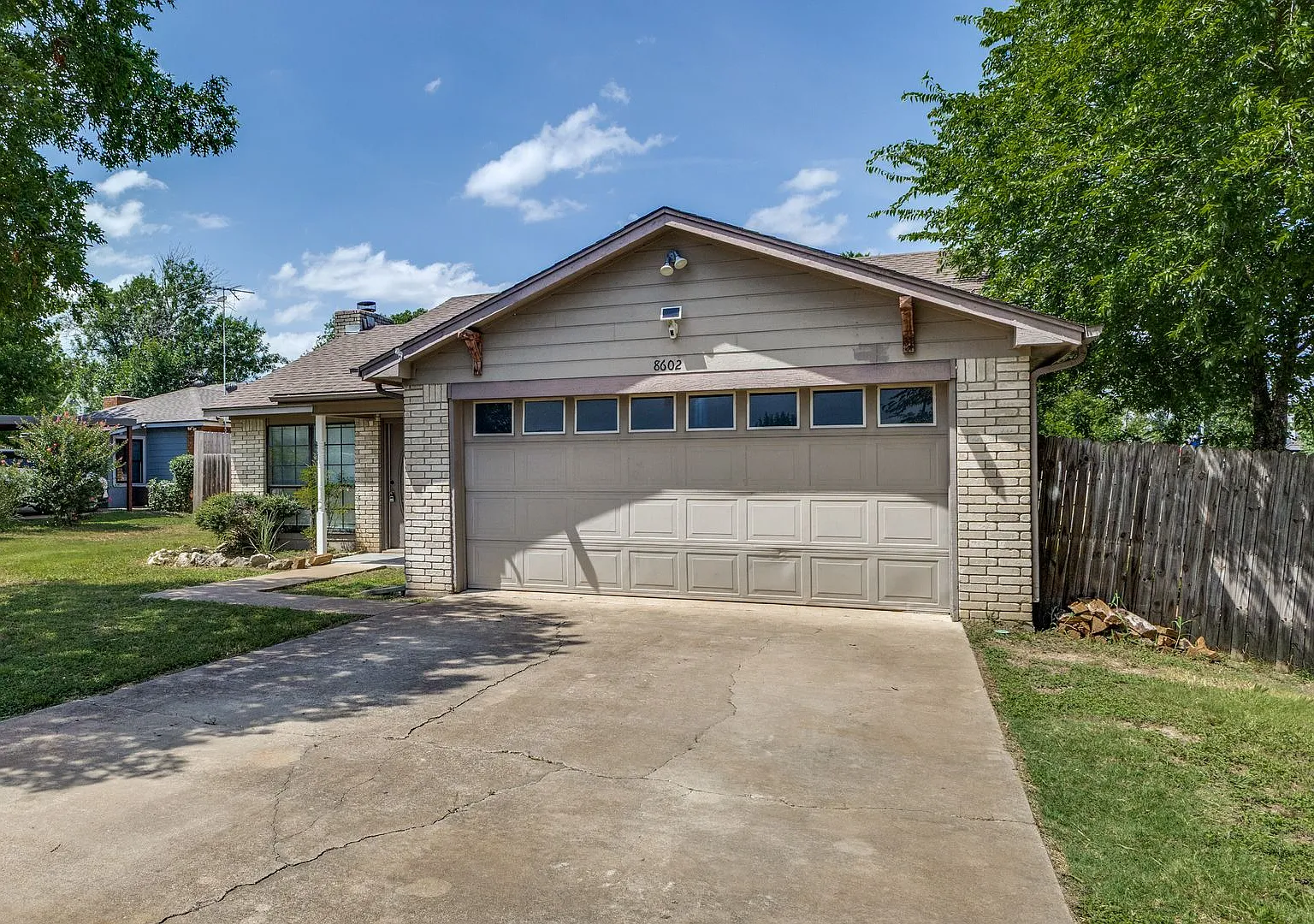3 Bedroom 2 Bath Home with Massive Fenced Yard and Solar Panels — Photo 2