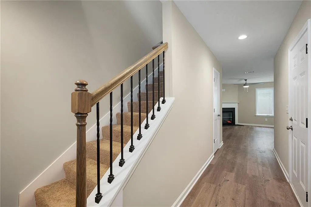 3 bed, 2.5 bath, 1396 sqft, $1,600 — Photo 2