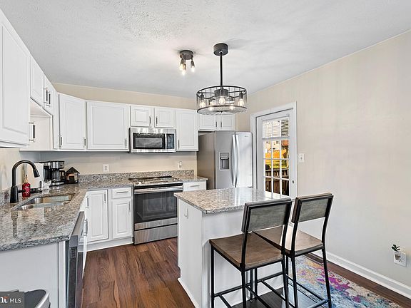 3rd image of 402 Kensington Dr