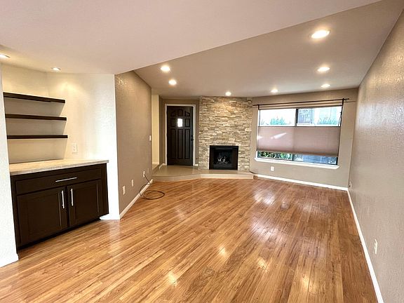 3rd image of 903 Agate St Unit 3