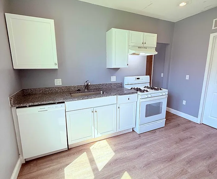 1464 Baldwin St — Photo 3