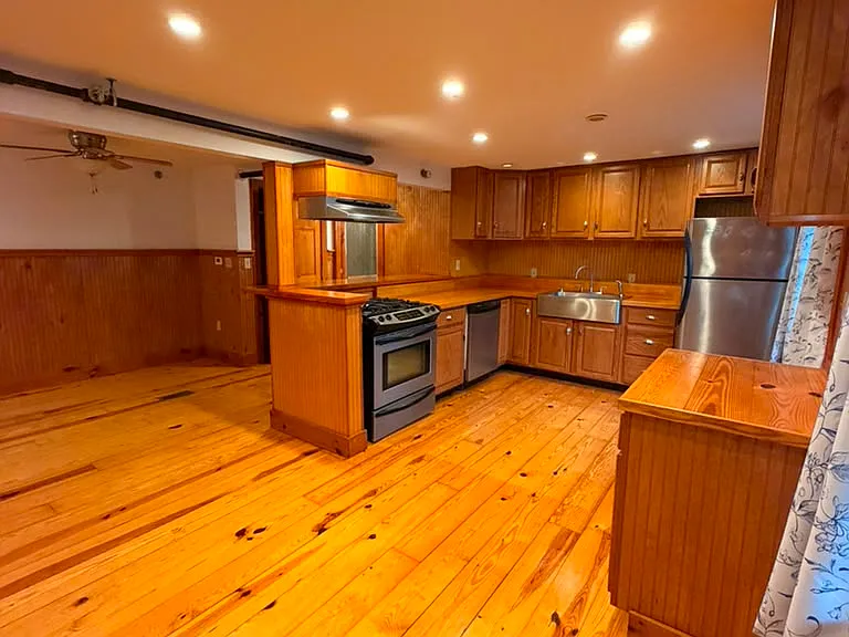 16 Livingston St #C — Photo 4