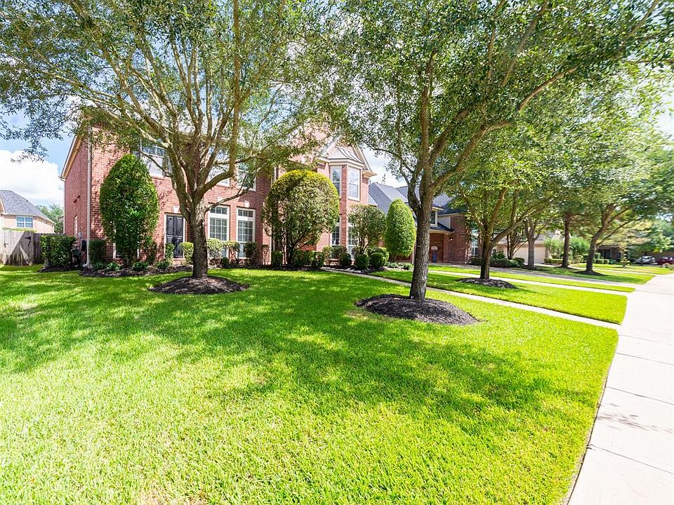 This lovely four bedroom plus study, 3.5 bath home is located on a cul-de-sac street in Cinco Ranch near outstanding Katy schools & neighborhood parks..
