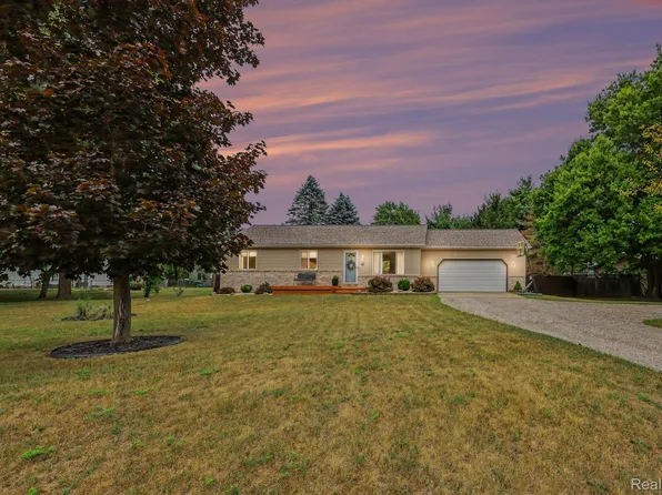 1464 Trackwood Dr, Lapeer, MI 48446