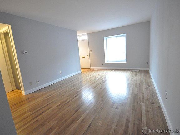 3rd image of 4865 Moreland Dr W
