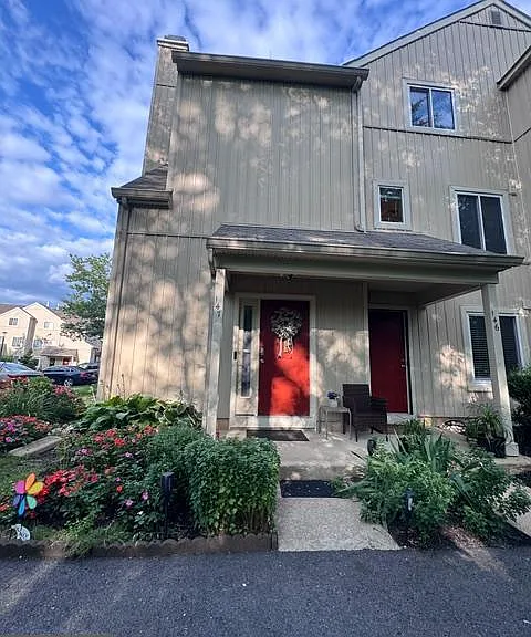 147 Woodlake Dr — Photo 1