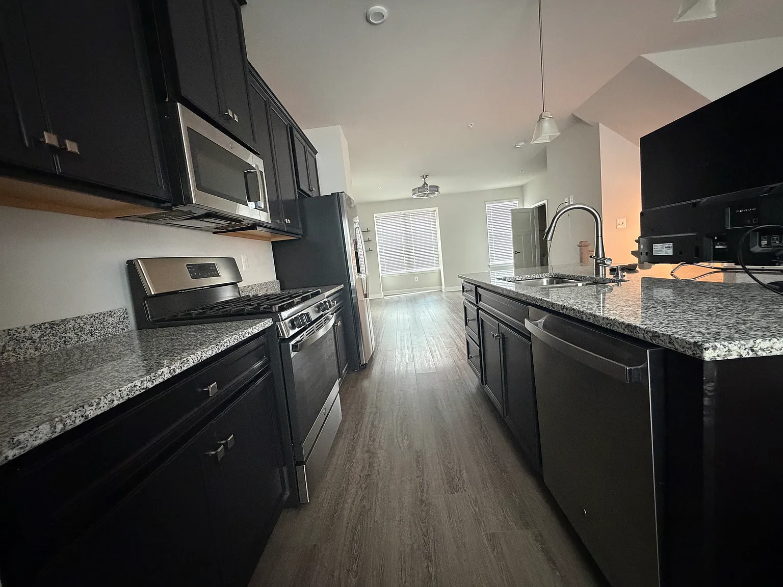 3 bed, 1617 sqft, $3,000 — Photo 2