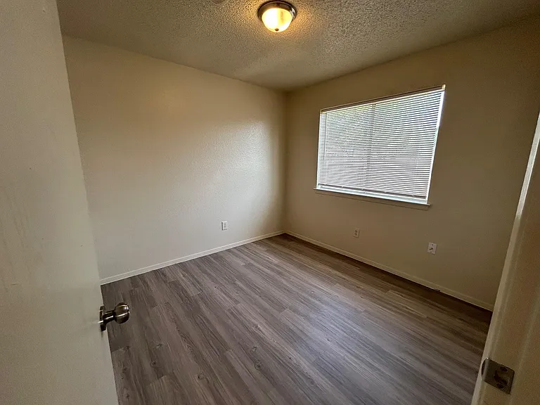 521 Greenlawn Blvd — Photo 14