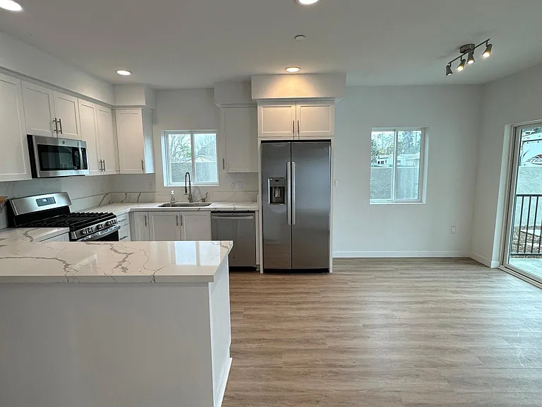 227 E Franklin Ave #G — Photo 1