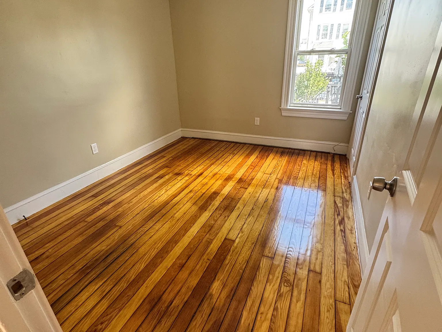 4 bed, 900 sqft, $2,700 — Photo 4