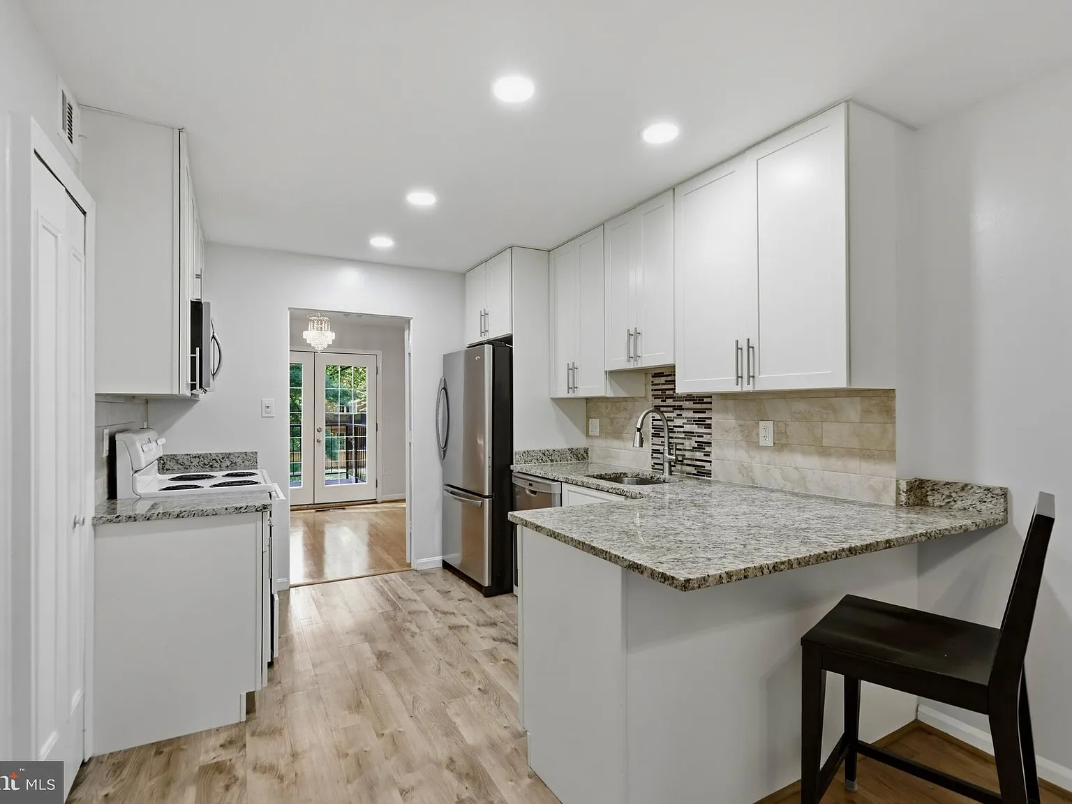 3 bed, 3.5 bath, 2218 sqft, $3,300 — Photo 2