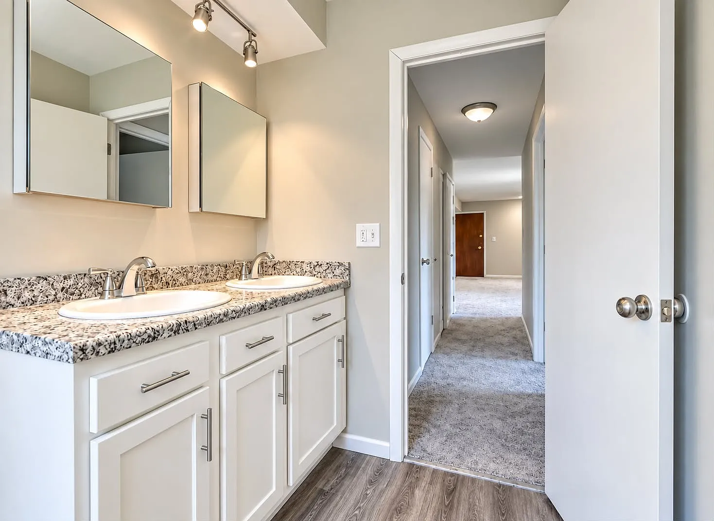 2 bed, 873 sqft, $1,400 — Photo 2