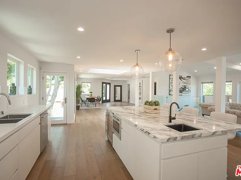 3751 Multiview Dr — Photo 16