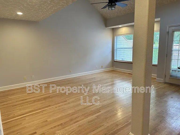 330 E College St — Photo 7
