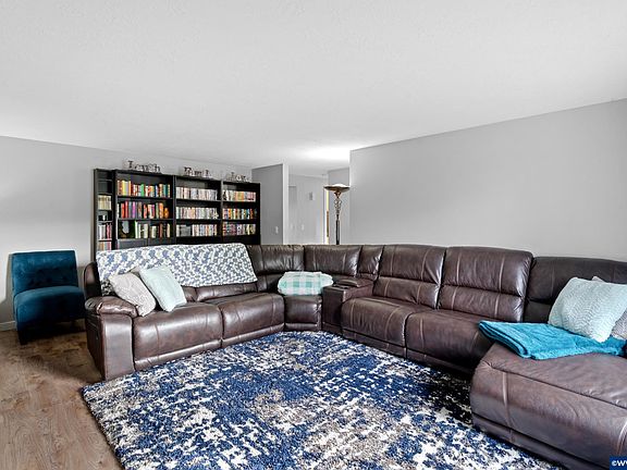 5th image of 1328 Alberta Ave E
