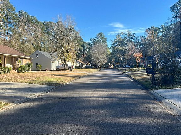 5th image of 203 Stratford Dr