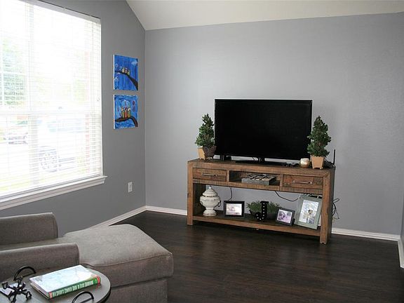 4th image of 2514 Artesia Dr