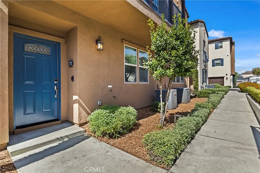 3 bed, 2.5 bath, 1650 sqft, $4,000 — Photo 3