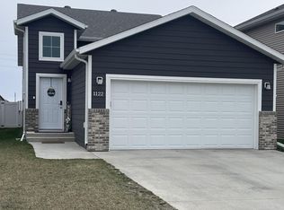 1122 Albert Ct W, West Fargo, ND 58078