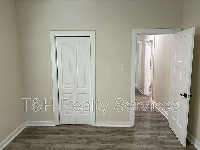 320 W 39th St — Photo 12