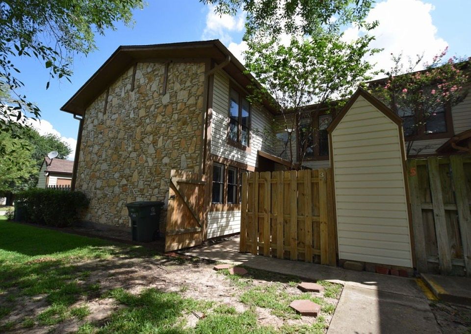 1st image of 2411 De Lee St APT 3