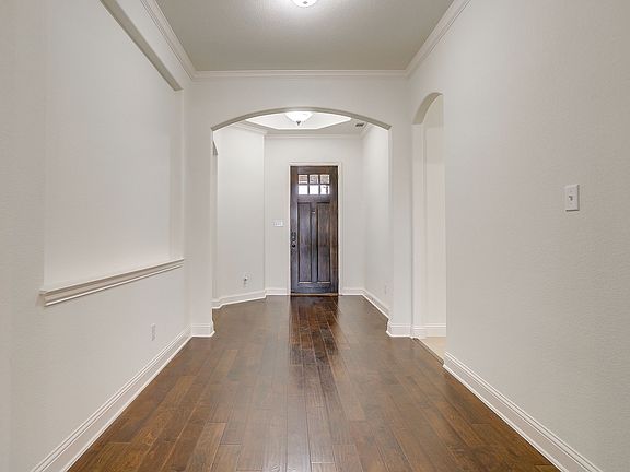 4th image of 200 Hawks Ridge Trl