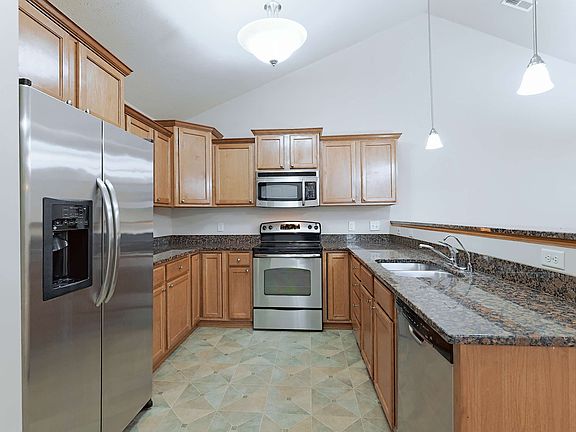 5th image of 669 Carlton Dr