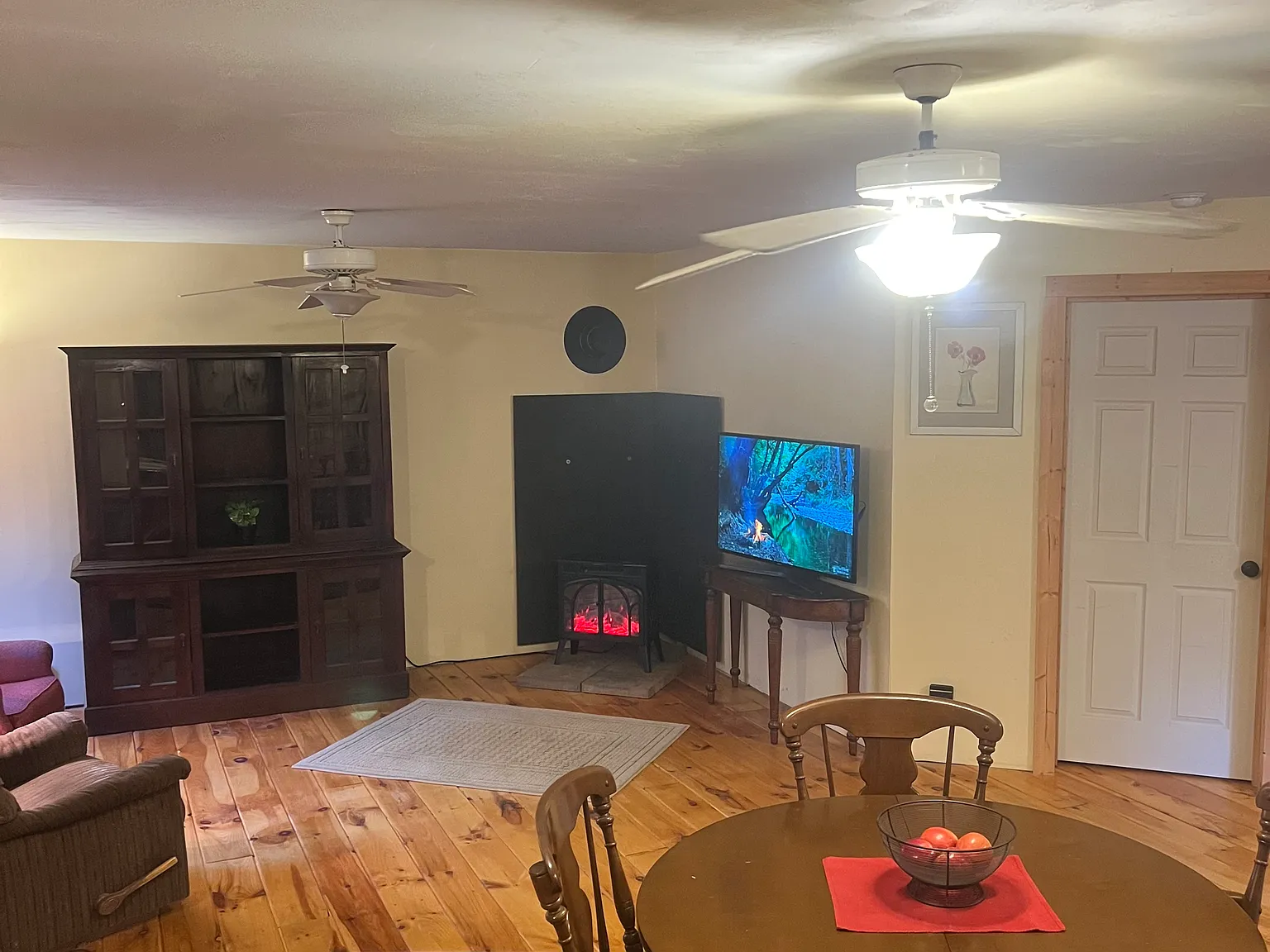 2 bed, 896 sqft, $1,600 — Photo 2