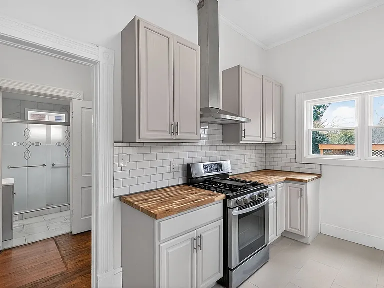 321 Orleans St SE — Photo 6
