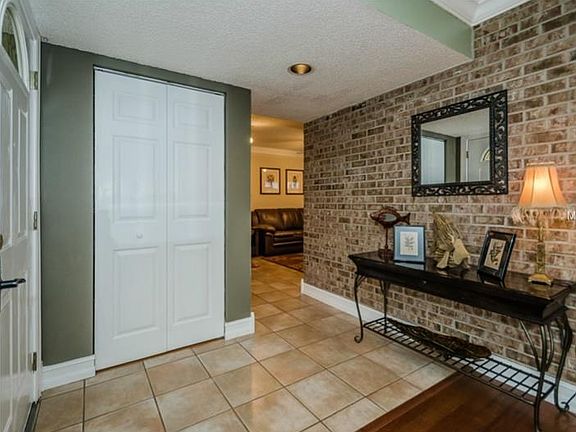3rd image of 105 Kendale Dr