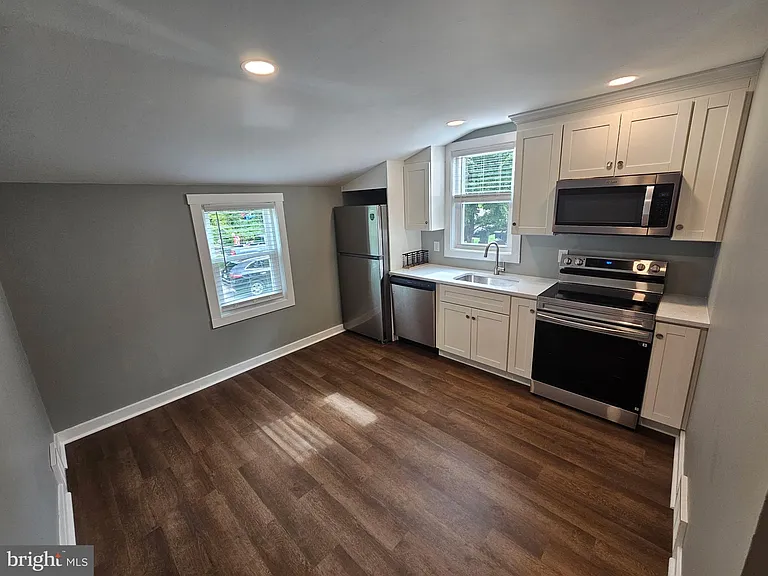 647 Roberts Ave — Photo 4