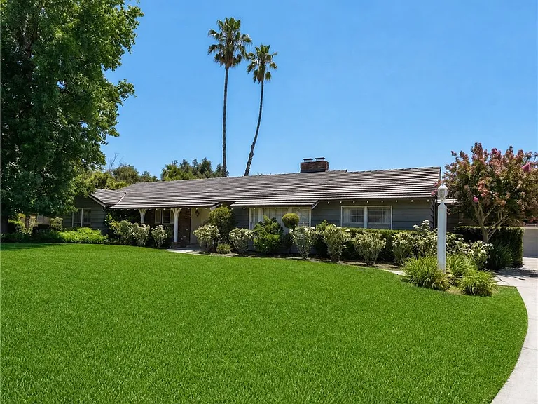 436 Stanford Dr — Photo 2