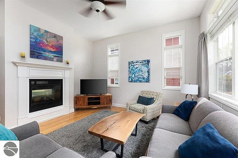 3 bed, 3.5 bath, $3,300 — Photo 2