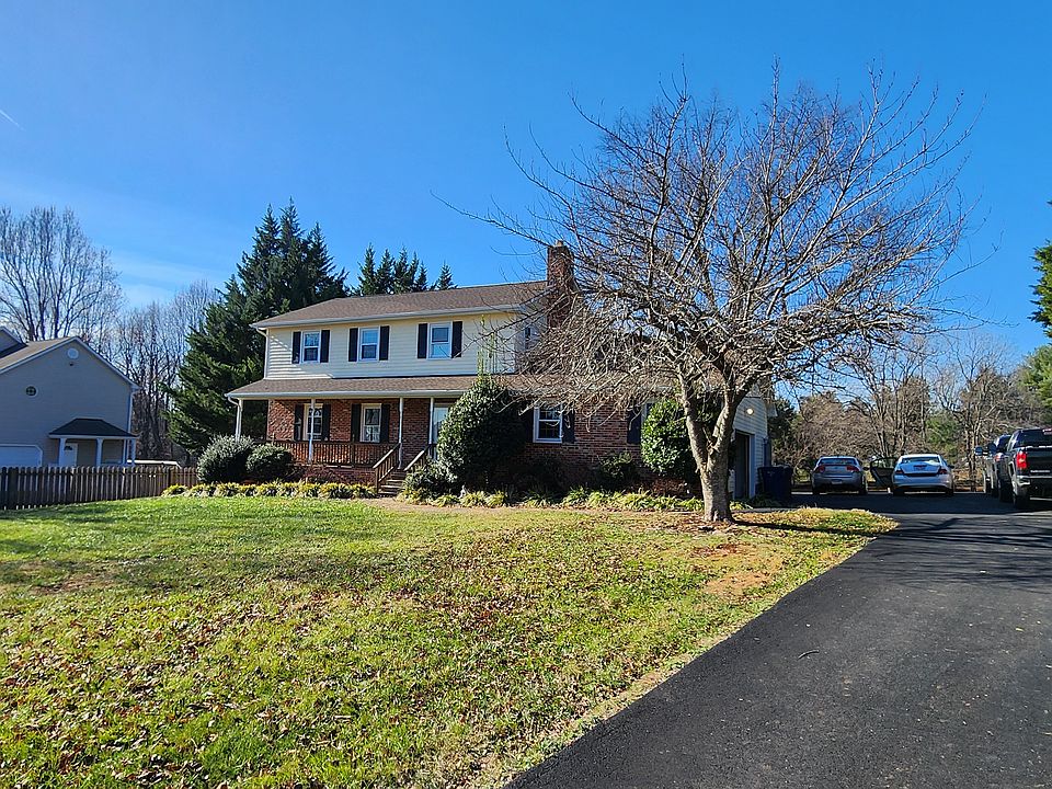 Colonial 3 Story house with Large Driveway, Parking for 6 cars