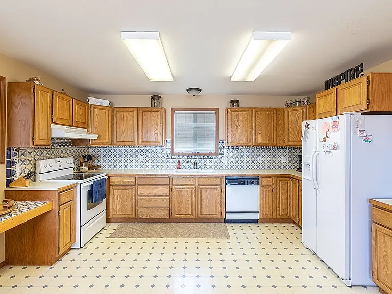 1455 Strawberry Dr — Photo 2