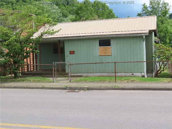 1023 2nd Ave, Montgomery, WV 25136