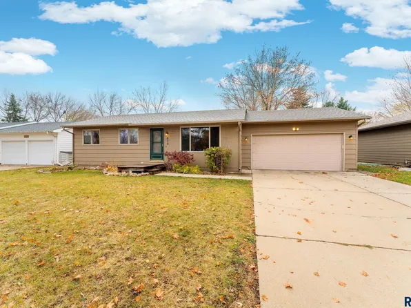 813 E Elm St, Harrisburg, SD 57032