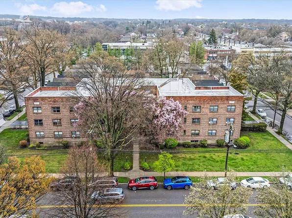 218-12 43rd Ave APT 2E, Bayside, NY 11361