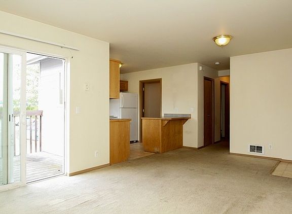 4th image of 1661 16th Ave Ne #d