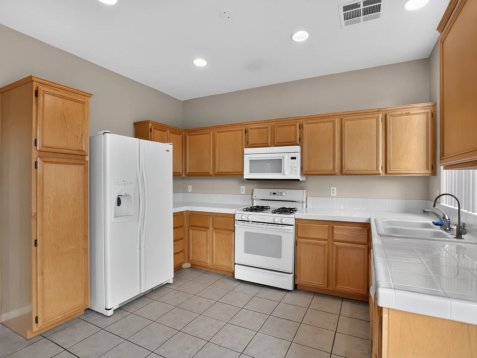 3 bed, 1411 sqft, $2,095 — Photo 3