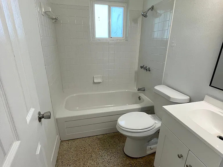 708 SW 20th Ave — Photo 2