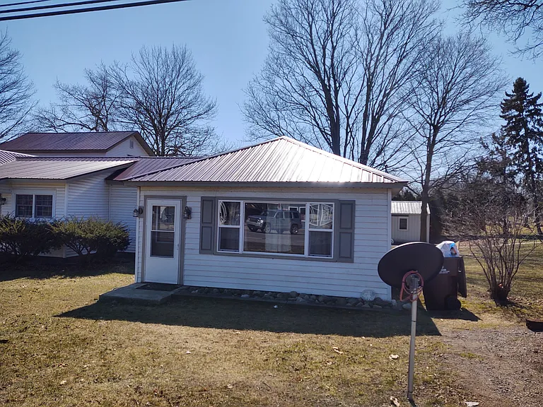 295 E Maple St — Photo 1