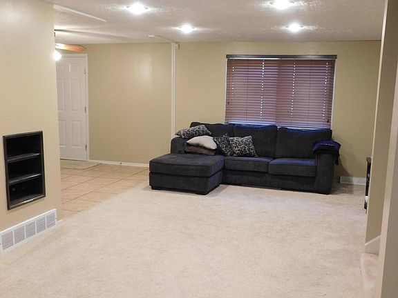 4th image of 42 Lynette Dr