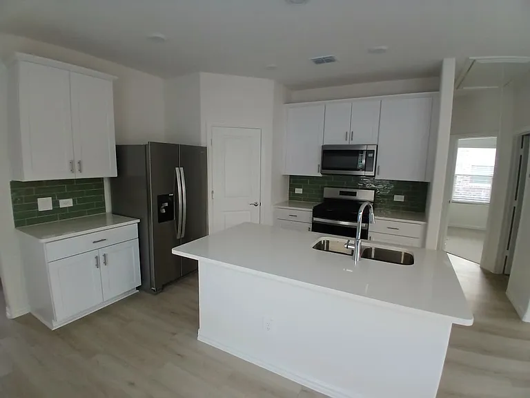 600 Clover Creek Dr — Photo 9