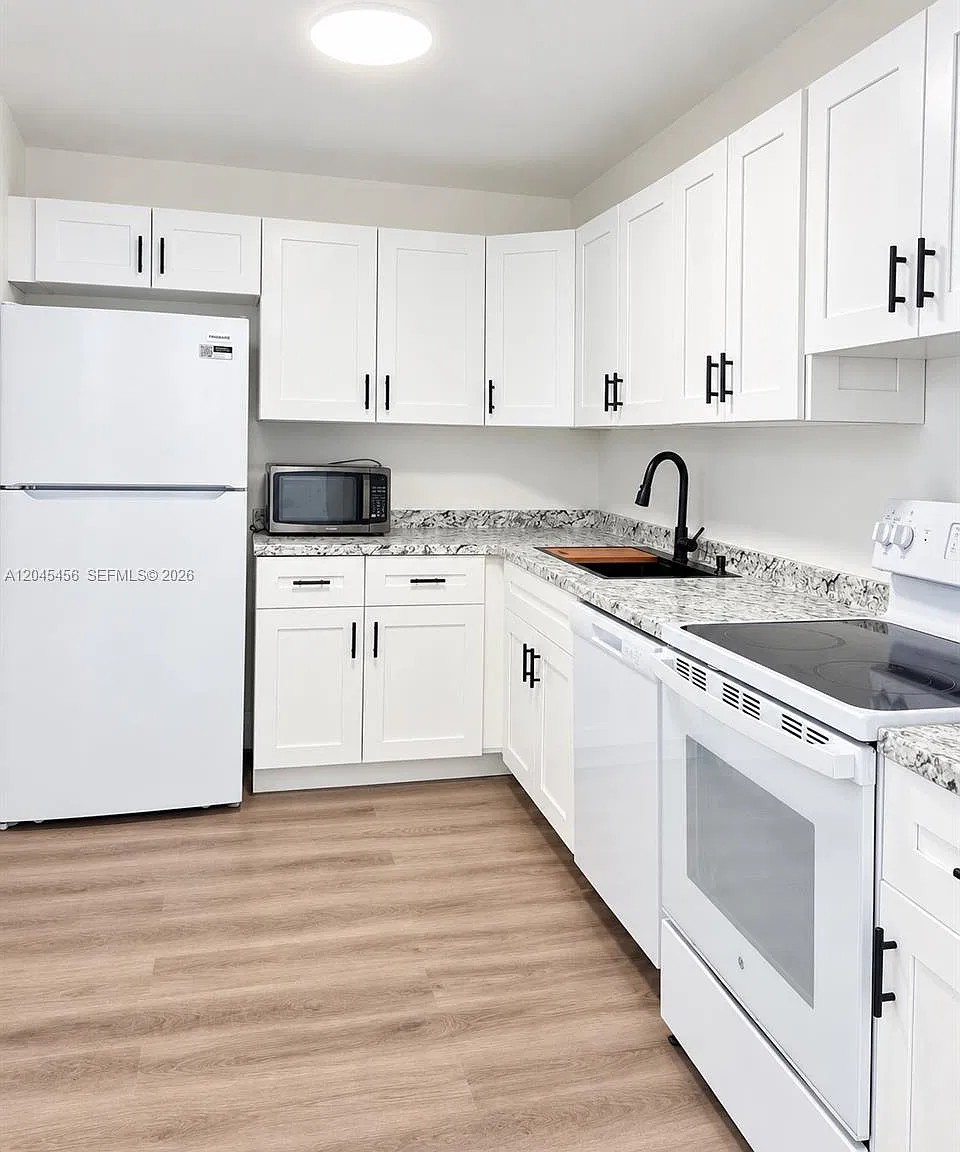 1750 James Ave — Photo 1