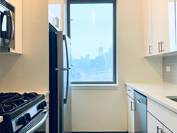 5th image of 520 W 43rd St APT 20D